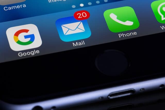 An email notification indicator on a phone screen.